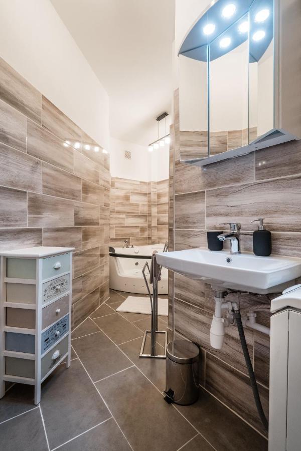 布达佩斯Jacuzzi And Privacy With 2 Balconies And Free Garage公寓 外观 照片