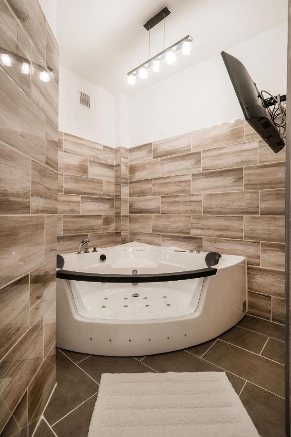 布达佩斯Jacuzzi And Privacy With 2 Balconies And Free Garage公寓 外观 照片